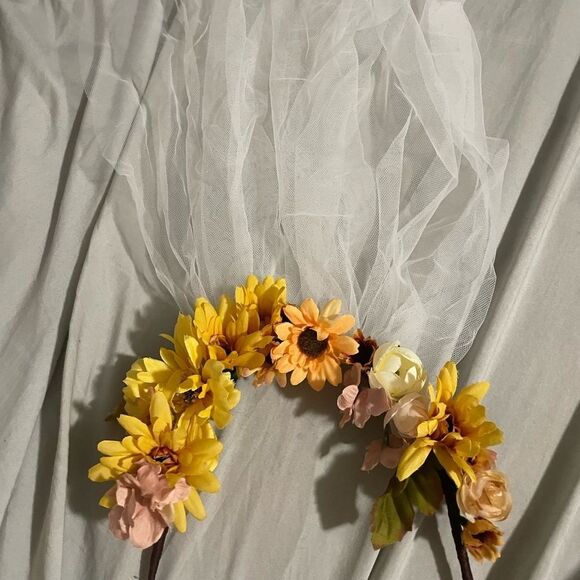 Sunflower head piece and veil - Picture 4 of 6